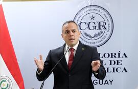 Contralor Camilo Benítez, en conferencia de prensa esta mañana.