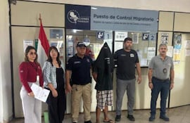 Grupo de personas en el puesto de control migratorio, durante la expulsión de Luis Carlos De Jesús.