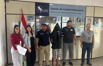 Grupo de personas en el puesto de control migratorio, durante la expulsión de Luis Carlos De Jesús.