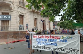 Miembros de organizaciones sociales de diferentes puntos del país reclaman al ministro Juan Carlos Baruja el cumplimiento de sus promesas de viviendas sociales.