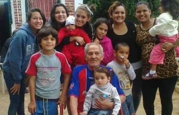 Don Ramón Samudio, rodeado de sus nietos y bisnietos.