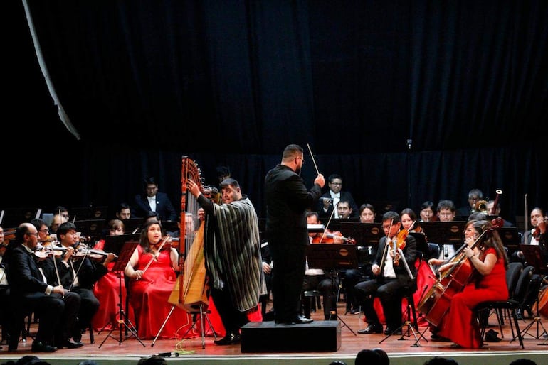 El arpista Carlos Matto y el director de la Orquesta Filarmónica Guaraní de Paraguarí, Sión Uliambre, se lucieron en el “Concierto de Gala” en Perú.