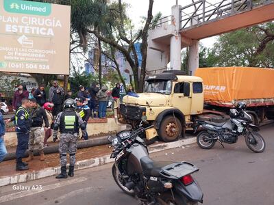 El camión chocó contra un cartel publicitario, que cayó sobre el suboficial y luego impactó contra una columna de hormigón.