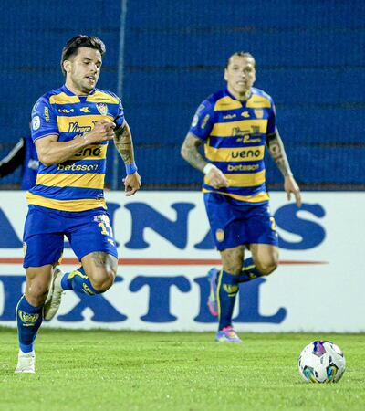 Brahian Ayala y Federico "Ropero" Santander, futbolistas del Sportivo Luqueño, durante el partido del pasado viernes contra el 2 de Mayo de Pedro Juan Caballero (1-1), por el torneo Apertura.