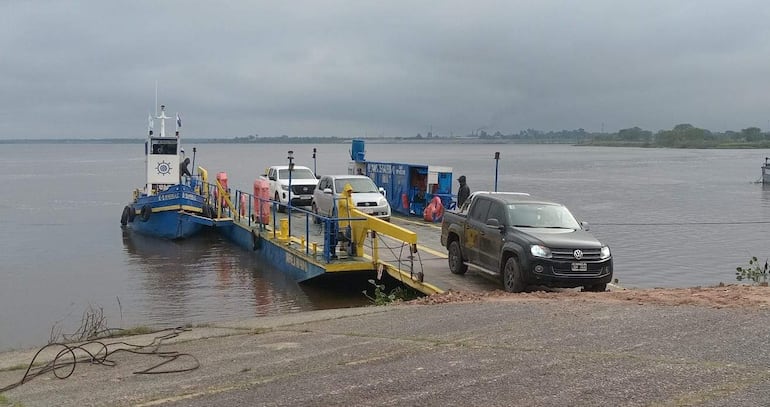 Diariamente decenas de compatriotas cruzan al otro lado del río en busca de atención médica en la Argentina.