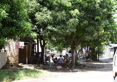 Sobre las antiguas vías del tren, y bajo la sombra de un árbol de mango, vecinos expresaron sus preocupaciones referente al plan de implementación del tren de cercanías de Santiago Peña.