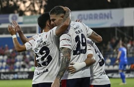 El argentino Pablo Vegetti (d), futbolista de Cerro Porteño, celebra un gol en el partido frente a Recoleta FC por la fecha 8 del torneo Clausura 2026 de la Primera División de Paraguay en el estadio Luis Salinas, en Itauguá, Paraguay.
