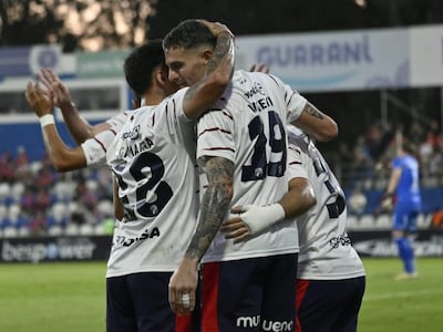 El argentino Pablo Vegetti (d), futbolista de Cerro Porteño, celebra un gol en el partido frente a Recoleta FC por la fecha 8 del torneo Clausura 2026 de la Primera División de Paraguay en el estadio Luis Salinas, en Itauguá, Paraguay.