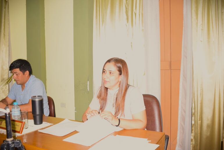 La presidenta de la Junta Municipal Rosa Ramos (ANR), se comprometió convocar a una mesa de diálogo.