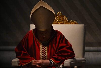 Muere el papa Francisco I. Incia una serie de ritos y ceremonias en Roma.