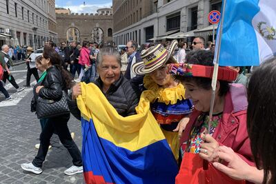 Enfundadas en trajes regionales y luciendo banderas de varios países hispanohablantes, una veintena de mujeres latinoamericanas residentes en Roma coloreó los aledaños de la Plaza de San Pedro en su visita al féretro del papa Francisco, al que orgullosamente calificaron como "uno de los nuestros". 