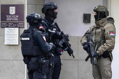 Policías serbios en la entrada de la Embajada de Israel en Belgrado.