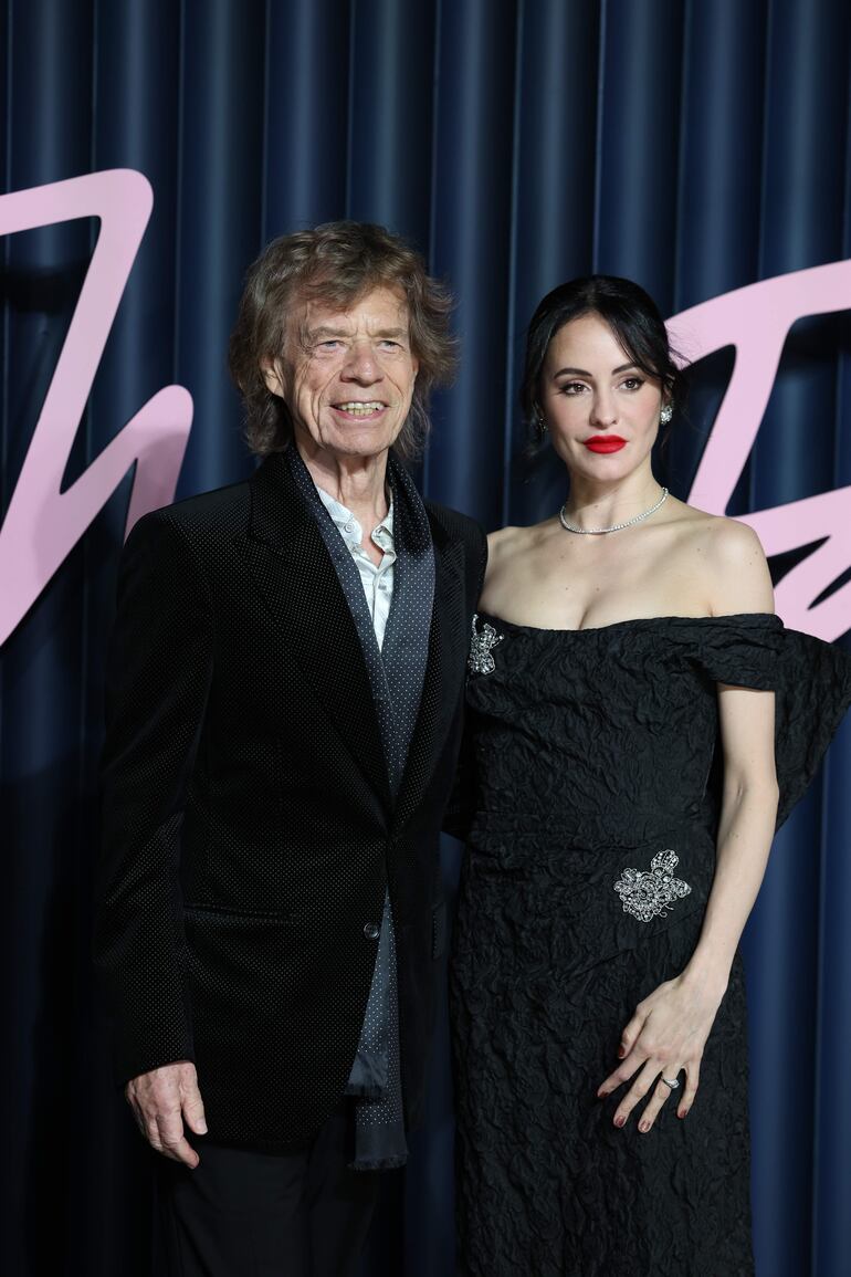 El músico británico Mick Jagger y la coreógrafa y bailarina retirada estadounidense Melanie Hamrick posan durante los Fashion Awards 2025 en el Royal Albert Hall de Londres. (EFE/EPA/ANDY RAIN)
