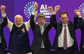 El primer ministro de India, Narendra Modi (i) junto al CEO de OpenAI, ; y el CEO de Anthropic, Dario Amodei (d). Los dos últimos evitaron tomarse de las manos durante una foto de familia en la Cumbre Mundial de la IA en Nueva Delhi.