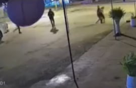 Un circuito cerrado captó parte de la agresión a la mujer.