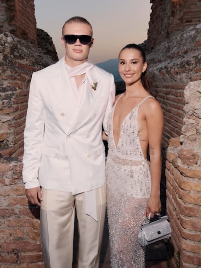 ¡Elegantísimos! Erling Haaland y su novia Isabel Haugseng Johansen en el desfile de Dolce & Gabbana.