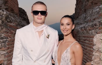 ¡Elegantísimos! Erling Haaland y su novia Isabel Haugseng Johansen en el desfile de Dolce & Gabbana.