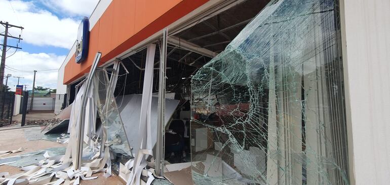 Destrozos por el atraco a la sucursal del banco Itaú en Katuete, Canindeyú.