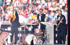 La banda de rock estadounidense The Killers actúa en el espectáculo previo al partido de la final de la Liga de Campeones de la UEFA entre el Paris Saint-Germain y el Arsenal en Budapest, Hungría, el 30 de mayo de 2026.