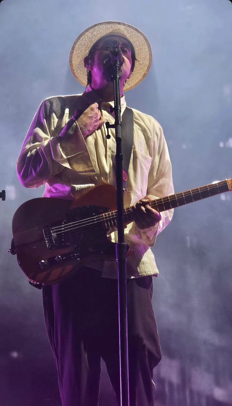 Chino Moreno, vocalista de la agrupación Deftones, vistiendo la camisa de ao po'i y el sombrero que le regalaron sus fans.