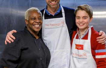 “Orgulloso de unirme a los voluntarios y al personal en The Passage para preparar el almuerzo de Navidad - ¡este año con otro par de manos amigas!“, expresó el príncipe William