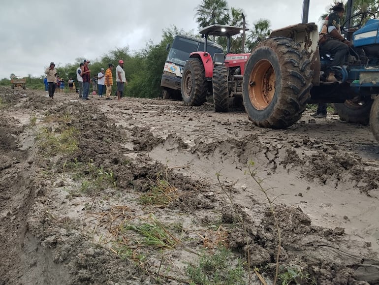 El conductor del colectivo con su unidad pasó la Navidad en una estancia, mientras los pasajeros fueron llevados en tractor hasta la ruta asfaltada.