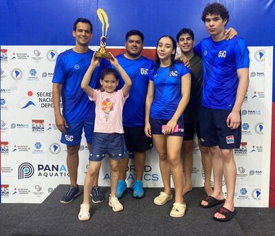  (De izq. a der.) Sergio “Yaka” Cabrera (director), Paulina Cabrera, Sergio Iraira (entrenador), Alejandra Spaini, Iván Correa y Maximiliano Zayas (nadadores).