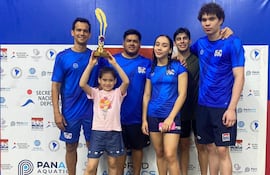 (De izq. a der.) Sergio “Yaka” Cabrera (director), Paulina Cabrera, Sergio Iraira (entrenador), Alejandra Spaini, Iván Correa y Maximiliano Zayas (nadadores).