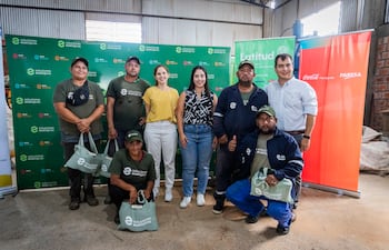 Recicladores de base que trabajan con distintos centros de acopio en el área metropolitana de Asunción recibieron kits de protección para uso diario de parte de Coca-Cola Paresa y Soluciones Ecológicas.