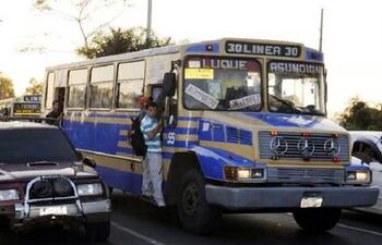 Colectivo de la Línea 30. (Archivo)