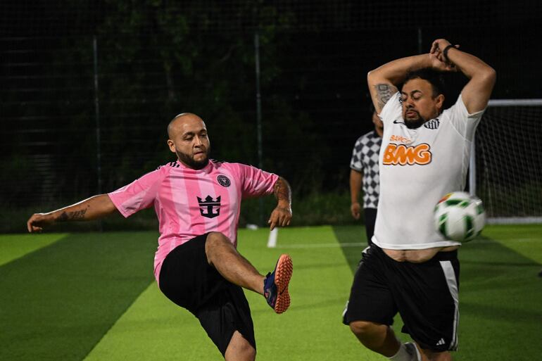 Participantes del programa de pérdida de peso “Man vs Fat Soccer” juegan un partido de fútbol en Houston, Texas, el 5 de mayo de 2026.