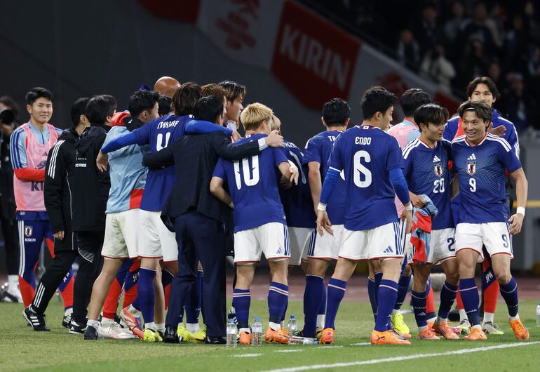 Los jugadores de Japón celebran el triunfo por 3-0 sobre Bolivia, en juego amistoso celebrado este martes.
