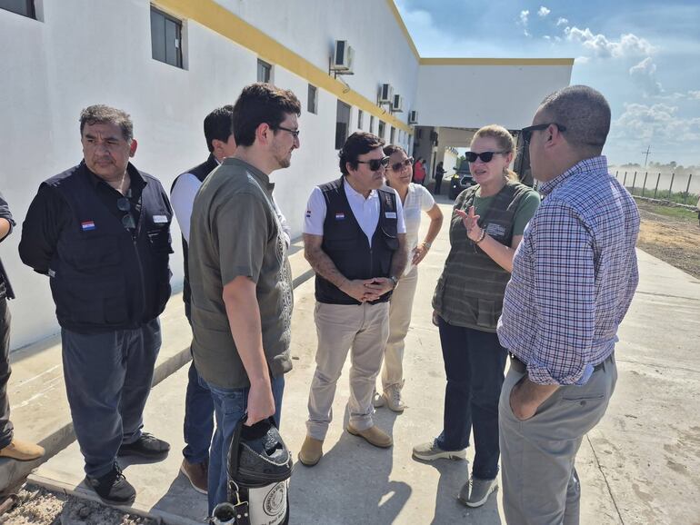 La ministra de Salud dialoga con el gobernador y su comitiva a la entrada del nuevo Hospital Regional, próximo a ser inaugurado.