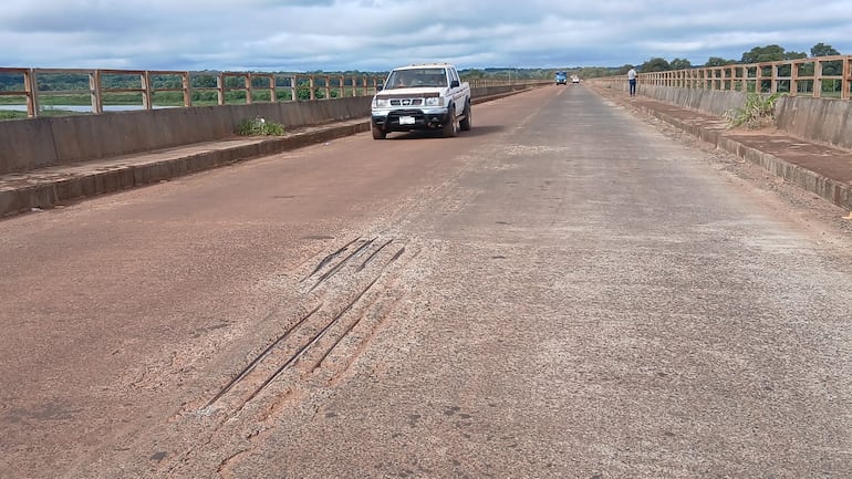 El cauce hídrico se ha desviado, dejando con escaso flujo de agua al puente principal