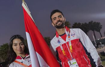 Fiorella Goritzia Gatti (18 años) y Francesco Marcantonio (27), de squash, en la ceremonia inaugural.