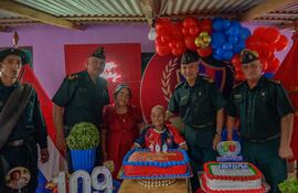 Juan Bautista Cantero Silva celebra sus 109 años acompañado por autoridades militares durante el homenaje en Itakyry.