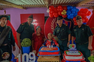 Juan Bautista Cantero Silva celebra sus 109 años acompañado por autoridades militares durante el homenaje en Itakyry.