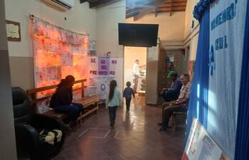 Así se encontraba esta mañana pasada las 7:00 el pasillo del Hospital Regional de Fuerte Olimpo, pocas personas acuden a consultar, debido a la falta de especialistas.