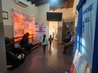 Así se encontraba esta mañana pasada las 7:00 el pasillo del Hospital Regional de Fuerte Olimpo, pocas personas acuden a consultar, debido a la falta de especialistas.