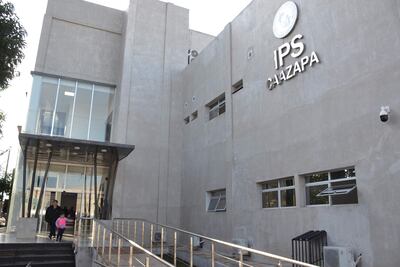 Moderno local pero los pacientes sufren por falta de medicamentos.