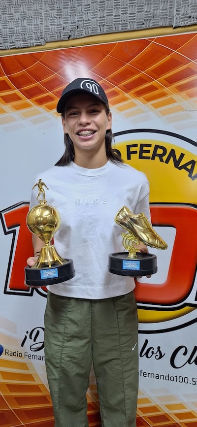 Claudia Martínez Ovando, nacida el 15 de enero de 2008, exhibe los trofeos otorgados por "Golazo Tropical" por su excepcional temporada futbolística.