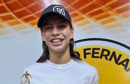 Claudia Martínez Ovando, nacida el 15 de enero de 2008, exhibe los trofeos otorgados por "Golazo Tropical" por su excepcional temporada futbolística.
