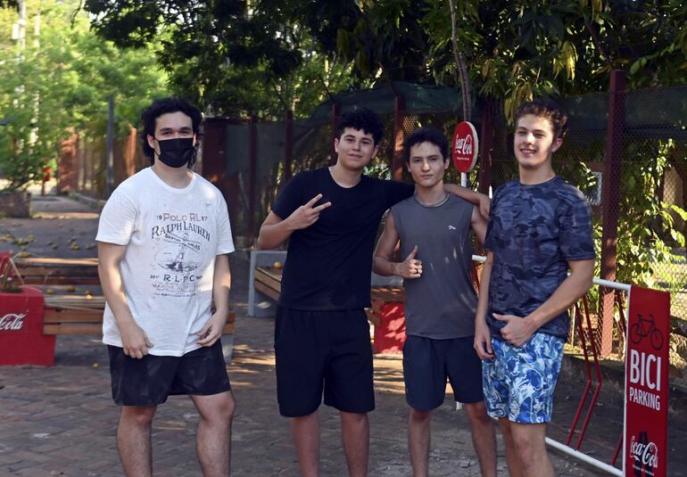 Los amigos solo quieren divertirse, encontramos a los chicos recorriendo la peatonal.