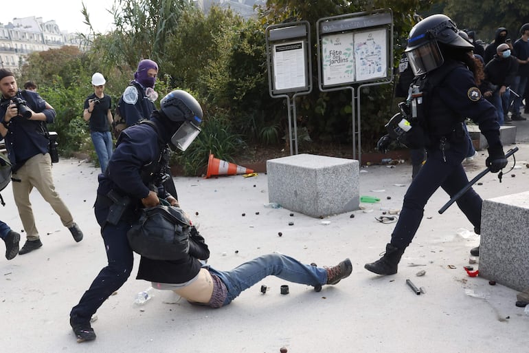 Las fuerzas policiales francesas intervinieron tras producirse enfrentamientos al finalizar la manifestación de estudiantes de secundaria y miembros de sindicatos educativos, en el marco de una jornada nacional de protestas sobre las condiciones escolares en París.