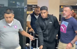 El extremo colombiano Harold Santiago Mosquera Caicedo, durante su llegada al país, sin brindar declaraciones a la prensa.