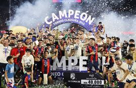 El festejo de los jugadores de Cerro Porteño tras la conquista del Torneo Clausura 2025 del fútbol paraguayo.