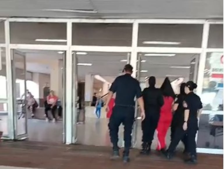 Varios curiosos filmaron el momento de la llegada de la interna al Hospital Nacional de Itauguá, que moviló a una gran cantidad de efectivos de la Policía.