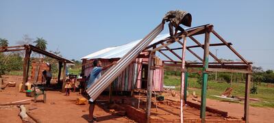 Una vivienda destruida por completo en el asentamiento Sebastián Larroza está siendo reconstruida por la familia afectada