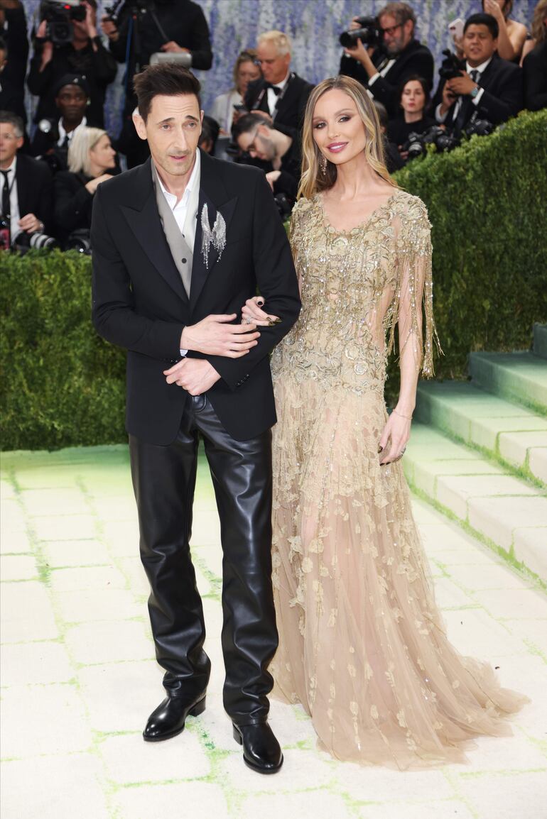 Adrien Brody y Georgina Chapman, otra parejita presente en la Met Gala 206. (EFE/EPA/SARAH YENESEL)
