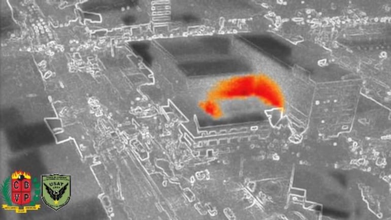 Un importante incendio afectó a un depósito comercial ubicado junto a la Dirección General de los Registros Públicos.